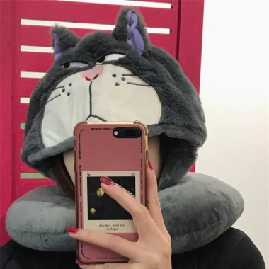 Gối U mèo Lucifer mắt xếch ngộ nghĩnh có mũ – Kê cổ du lịch, ô tô, ngủ 133.000₫