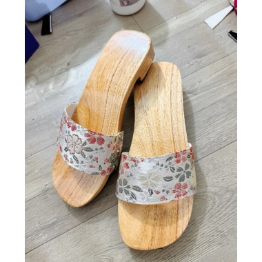 Guốc mộc 3 phân quai gấm HOT trend áo dài lễ tết - Giá ưu đãi 135k Mộc mây