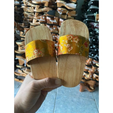 Guốc mộc bé size rộng, gấm quai ngang, mặc bà ba, áo dài lễ Tết, Trung thu - 77.430₫