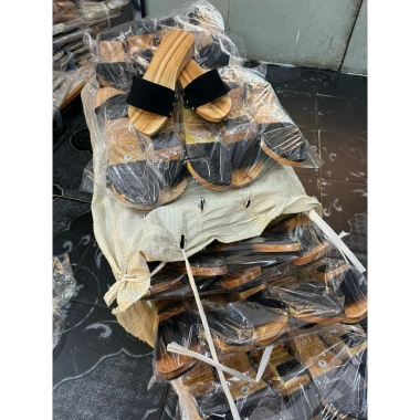 Guốc Mộc Gỗ Truyền Thống Cao 4 Phân Quai Ngang - Đi Chùa Tết Giá ưu đãi 125k 4