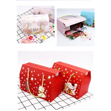 Hộp đựng bánh kẹo Tết mèo thần tài hoa hồng, có dây xách - Giá 59.000₫