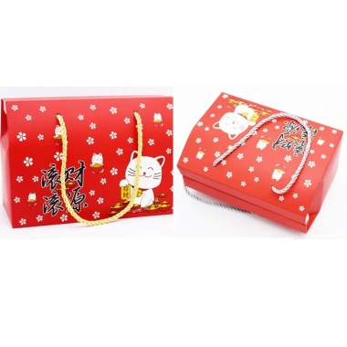 Hộp đựng bánh kẹo Tết mèo thần tài hoa hồng, có dây xách - Giá 59.000₫