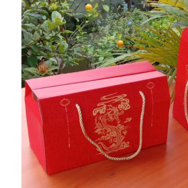 Hộp đựng bánh kẹo Tết mèo thần tài hoa hồng, có dây xách - Giá 59.000₫