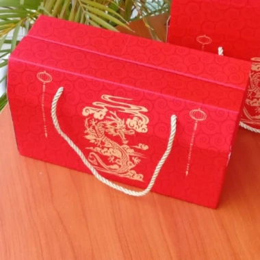 Hộp đựng bánh kẹo Tết mèo thần tài hoa hồng, có dây xách - Giá 59.000₫ 10 Hộp đựng bánh kẹo Tết mèo thần tài hoa hồng, có dây xách - Giá 59.000₫ 10