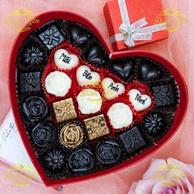 Hộp quà socola Valentine 19x3.5cm M2C 25 viên - Quà chocolate ngày lễ tình nhân, giá 300.000₫ 3 Hộp quà socola Valentine 19x3.5cm M2C 25 viên - Quà chocolate ngày lễ tình nhân, giá 300.000₫ 3