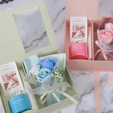 Hộp Quà Tặng Tinh Dầu Nước Hoa và Bó Hoa Lụa 20/11 Giá 155k Kèm Túi Giấy