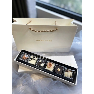 Hộp Sô Cô La Valentine 8 viên Đẹp sang, Decor cứng cáp, Lắp đậy Luxury, Kèm túi thiệp cao cấp
