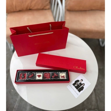 Hộp Sô Cô La Valentine 8 viên Đẹp sang, Decor cứng cáp, Lắp đậy Luxury, Kèm túi thiệp cao cấp 5 Hộp Sô Cô La Valentine 8 viên Đẹp sang, Decor cứng cáp, Lắp đậy Luxury, Kèm túi thiệp cao cấp 5