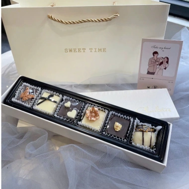 Hộp Sô Cô La Valentine 8 viên Đẹp sang, Decor cứng cáp, Lắp đậy Luxury, Kèm túi thiệp cao cấp