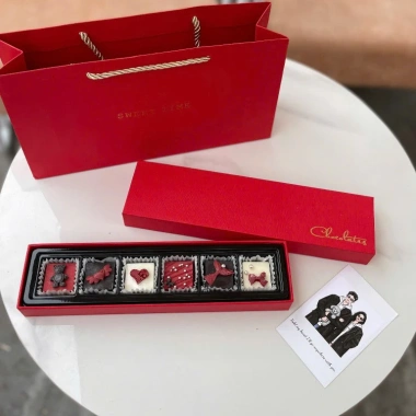 Hộp Sô Cô La Valentine 8 viên Đẹp sang, Decor cứng cáp, Lắp đậy Luxury, Kèm túi thiệp cao cấp