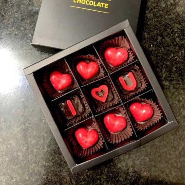 Hộp Socola Valentine Đen Đỏ Mix – Quà Tặng Người Yêu Đáng Yêu, Siêu Ngon Ít Ngọt, Giá Sỉ 79.000₫