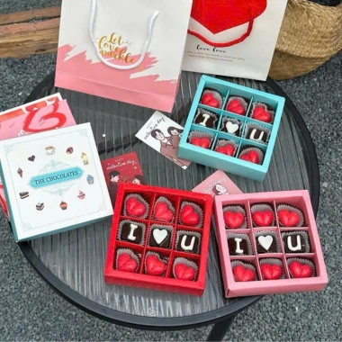 Hộp Socola Valentine Enzi 6-16 viên ý nghĩa, kèm thiệp tặng người yêu – 69.000₫ 8 Hộp Socola Valentine Enzi 6-16 viên ý nghĩa, kèm thiệp tặng người yêu – 69.000₫ 8