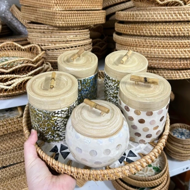 Hũ đựng trà, gia vị, bánh kẹo Tết khảm trai 10cm phong cách cổ điển - Trang trí không gian sống, giảm giá 85.000₫ 3 Hũ đựng trà, gia vị, bánh kẹo Tết khảm trai 10cm phong cách cổ điển - Trang trí không gian sống, giảm giá 85.000₫ 3