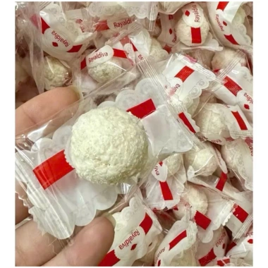 Kẹo socola trắng bọc dừa, bánh phủ dừa nhân sữa chua đậu phộng - Giá ưu đãi 45.500 VND