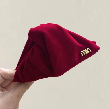 Kẹp tóc tam giác hottrend vải nhung đính chữ vàng K268 - Giá 38.000₫ giảm từ 48.640