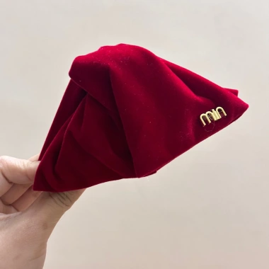Kẹp tóc tam giác hottrend vải nhung đính chữ vàng K268 - Giá 38.000₫ giảm từ 48.640