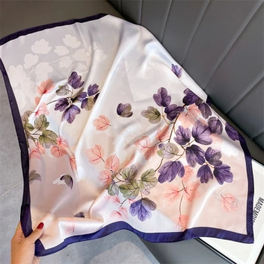 Khăn lụa vuông 90x90cm cao cấp - Hàng mới, thời trang và ấm áp, giá chỉ 70.000₫ 4 Khăn lụa vuông 90x90cm cao cấp - Hàng mới, thời trang và ấm áp, giá chỉ 70.000₫ 4