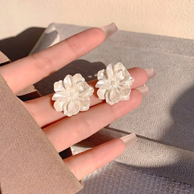 Khuyên tai nữ thiết kế hoa trắng dịu dàng - thời trang Hàn Quốc giá 19.999₫ 2