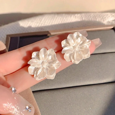 Khuyên tai nữ thiết kế hoa trắng dịu dàng - thời trang Hàn Quốc giá 19.999₫ 4