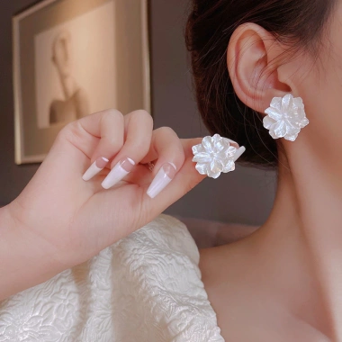 Khuyên tai nữ thiết kế hoa trắng dịu dàng - thời trang Hàn Quốc giá 19.999₫ 5