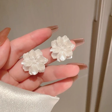 Khuyên tai nữ thiết kế hoa trắng dịu dàng - thời trang Hàn Quốc giá 19.999₫ 6