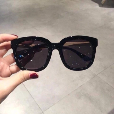 Kính Mát Du Lịch Gọng Vàng Sang Chảnh - Thời Trang Cực Đẹp Hazo Giá Ưu Đãi 38.000đ