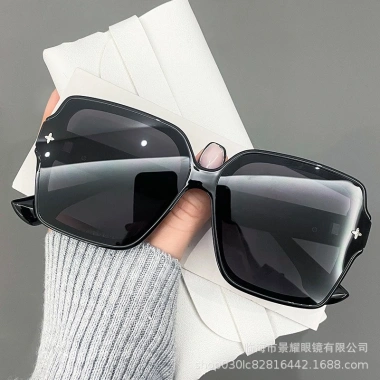 Kính Mát Nữ Gradient Màu Sắc – Thiết Kế Thời Trang, Bảo Vệ UV, Giá Ưu Đãi 81.978₫ 10 Kính Mát Nữ Gradient Màu Sắc – Thiết Kế Thời Trang, Bảo Vệ UV, Giá Ưu Đãi 81.978₫ 10