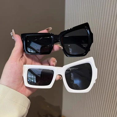 Kính mát thời trang nam nữ vuông thiết kế độc đáo, giá chỉ 38.999đ, giảm 8.580đ