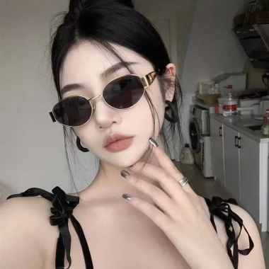 Kính râm cổ điển hip‑hop cá tính cho nam nữ, khung nhỏ thời trang 10.560₫ 2 Kính râm cổ điển hip‑hop cá tính cho nam nữ, khung nhỏ thời trang 10.560₫ 2