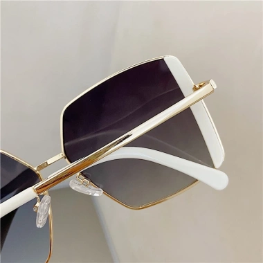 Kính râm gọng vuông lớn thời trang sành điệu cho nữ - Giá chỉ 31.000₫ 2