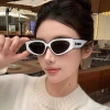Kính râm nữ thời trang 2.025 form oval viền trắng UV400 gọng chữ XXX 199.998₫ 4