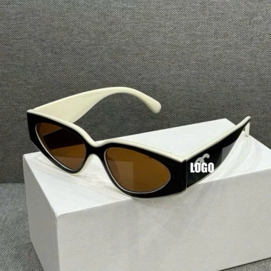 Kính râm nữ thời trang 2.025 form oval viền trắng UV400 gọng chữ XXX 199.998₫