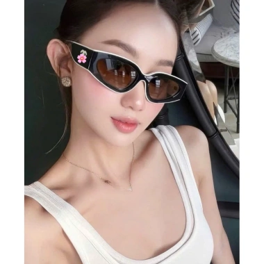 Kính râm nữ thời trang 2.025 form oval viền trắng UV400 gọng chữ XXX 199.998₫ 10 Kính râm nữ thời trang 2.025 form oval viền trắng UV400 gọng chữ XXX 199.998₫ 10