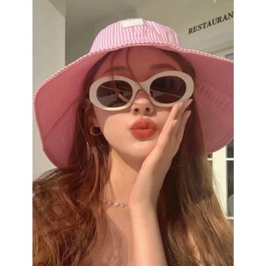 Kính râm Retro Oval Hot Girl - Kiểu đi biển thời trang, giảm còn 89.000₫ (giá gốc 111.250₫)