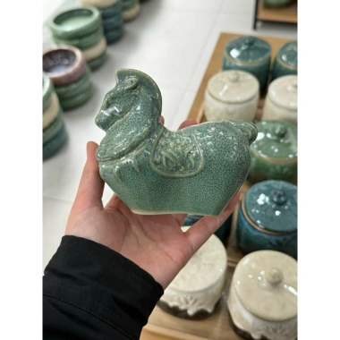 Linh vật 2.026 Bính Ngọ Ngựa gốm sứ Bát Tràng – Đồ decor sang trọng, có hộp quà, chỉ 149.900₫ 9 Linh vật 2.026 Bính Ngọ Ngựa gốm sứ Bát Tràng – Đồ decor sang trọng, có hộp quà, chỉ 149.900₫ 9
