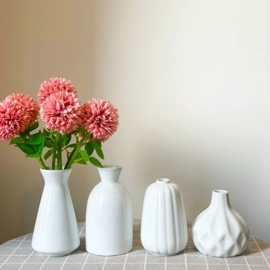 Lọ hoa mini Bát Tràng màu trắng - Đồ trang trí sang trọng, giá ưu đãi 35.000₫