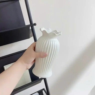 Lọ hoa nhựa TRẮNG MIỆNG BÈO C532-2 giả gốm phong cách Bắc Âu decor bàn làm việc, văn phòng xinh 3 Lọ hoa nhựa TRẮNG MIỆNG BÈO C532-2 giả gốm phong cách Bắc Âu decor bàn làm việc, văn phòng xinh 3