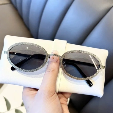 Mắt kính râm mát nữ chụp ảnh áo dài Tết 2.025 - gọng oval kim loại tráng gương, sang trọng 125k 5 Mắt kính râm mát nữ chụp ảnh áo dài Tết 2.025 - gọng oval kim loại tráng gương, sang trọng 125k 5