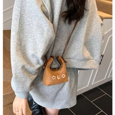 Mini túi đeo chéo nữ vải dạ mềm hoa nổi chấm bi, chỉ 59.000đ, thích hợp bé gái