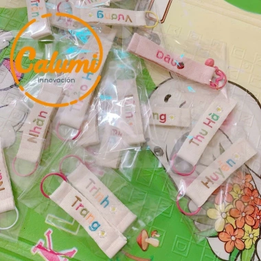 Name tag treo cặp thêu tên nhiều màu theo yêu cầu cho bé - móc khóa treo balo, vali, thẻ tên tránh thất lạc, chỉ 40.000₫