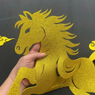 Ngựa vàng đám mây xốp nhũ kim tuyến 50x36cm dán kính - Trang trí Tết Bính Ngọ 2.026 giá 45.000₫ 2