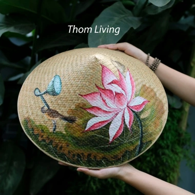 Nón lá cỏ bàng vẽ hoa, quai vải lụa sang trọng – áo dài, quà tặng, giảm giá 185.000₫