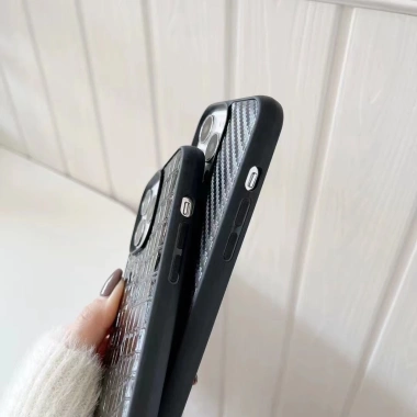 Ốp da sang trọng iPhone 16 Pro Max, 15 Plus, 14, 13 Pro, 12, 11 - chữ thập cá sấu, sợi carbon bảo vệ mặt sau