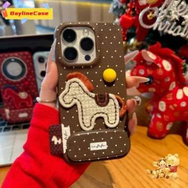 Ốp Lưng iPhone 17‑16‑15‑14‑13‑12‑11 Pro Max, X, Xr, Xs Max, 8, 7 Plus – Ins Chấm Bi Nhãn Thêu Pony, Gương Lật Đứng, Da Vỏ
