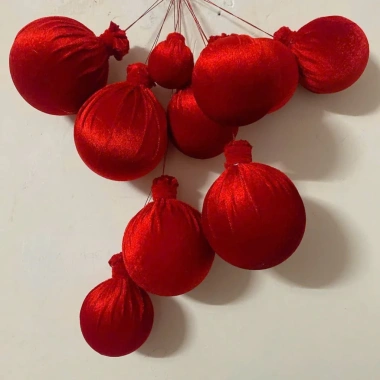 Quả châu đỏ nhung đa kích cỡ - Trang trí cây thông Noel, giá chỉ 19.000đ