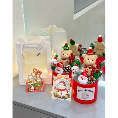 Quà tặng Giáng Sinh Hộp Trụ Tròn Đỏ Gấu Bông Sang Trọng - Box hoa gấu xinh xắn cho bạn gái 6 Quà tặng Giáng Sinh Hộp Trụ Tròn Đỏ Gấu Bông Sang Trọng - Box hoa gấu xinh xắn cho bạn gái 6