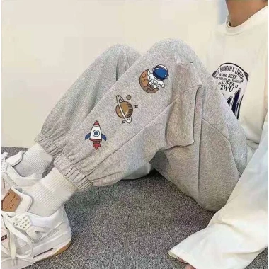 Quần Vũ Trụ Jogger Nỉ Unisex Bigsize – Ống Túm Giữ Nhiệt Mùa Đông, Chống Nắng Hè, Đi Học & Du Lịch – 42.000₫ 2
