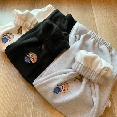Quần Vũ Trụ Jogger Nỉ Unisex Bigsize – Ống Túm Giữ Nhiệt Mùa Đông, Chống Nắng Hè, Đi Học & Du Lịch – 42.000₫ 9