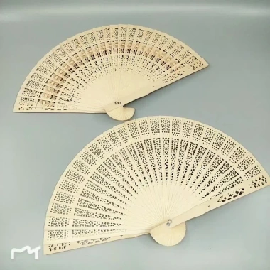 Quạt Gỗ Mộc Đỏ Trang Trí Tết - Quạt Cầm Tay Áo Dài Giá 18.000 VND Giảm Giá