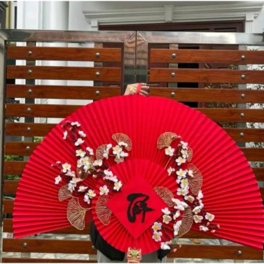 Quạt nhung đỏ dài 1m sét phụ kiện - Hoa trang trí Tết, tặng móctreo - 134.100₫
